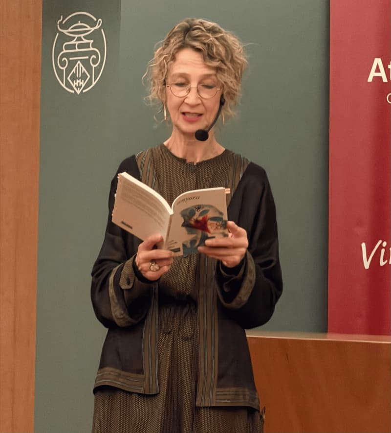 Carme Cloquells llegint a l'Ateneu de Maó